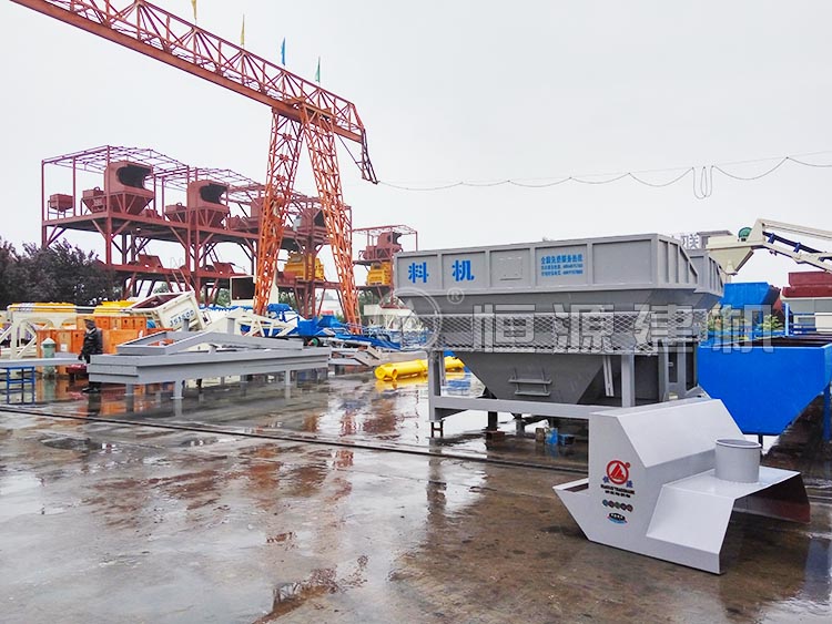 急客戶之所急，山西壽陽WBZ700噸穩(wěn)定土拌合站冒雨裝車發(fā)貨